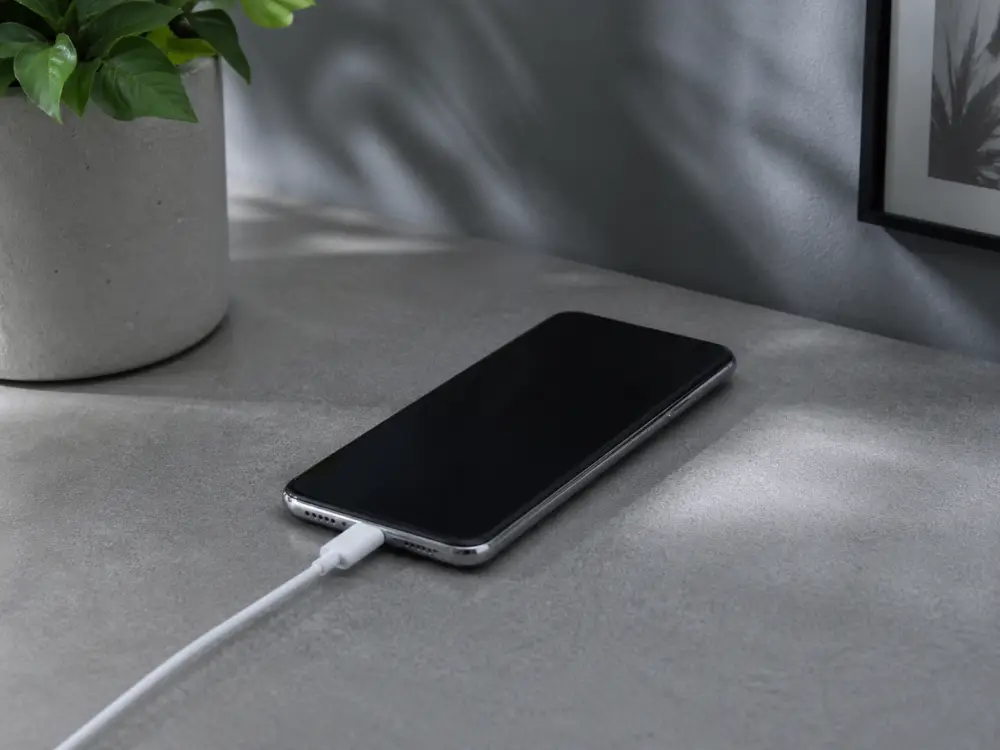 هاتف يشحن في مكان بارد ومهوى مع شاشة مطفأة